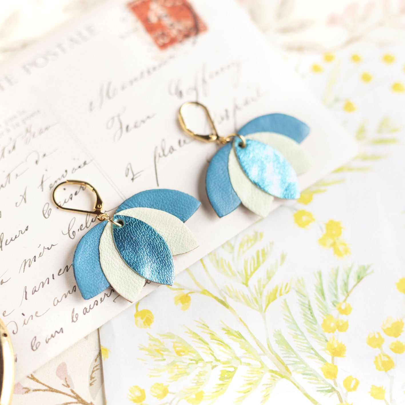 Boucles d'oreilles fleur de lotus bleu métallisé, blanc vert d'eau