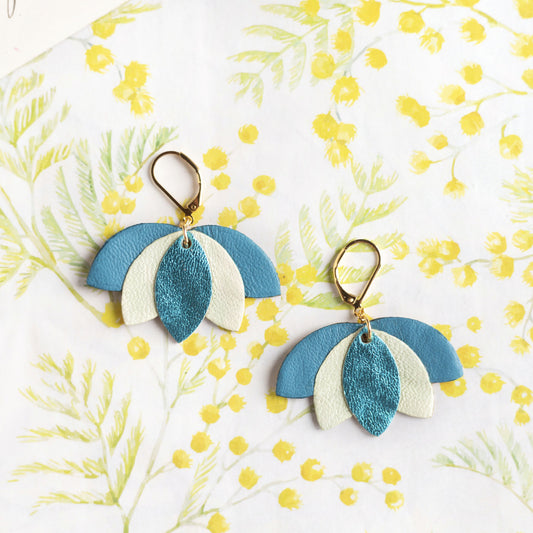 Boucles d'oreilles fleur de lotus bleu métallisé, blanc vert d'eau