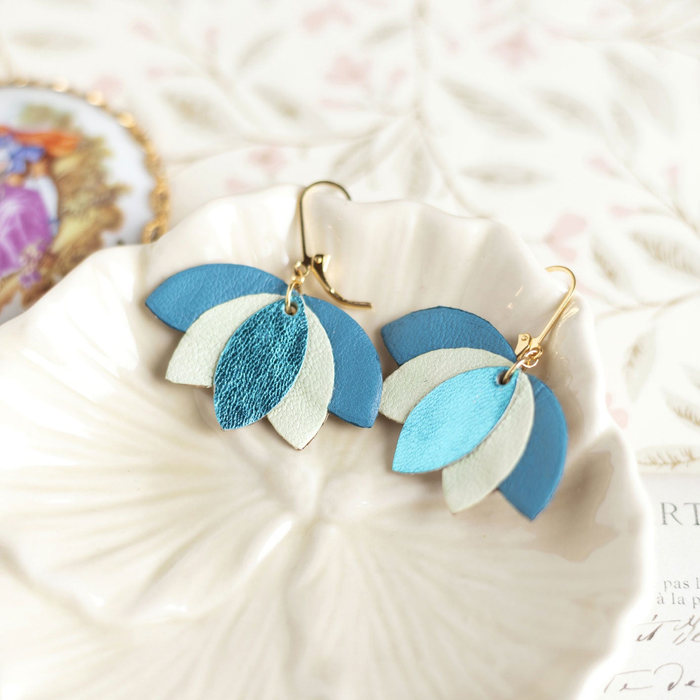Boucles d'oreilles fleur de lotus bleu métallisé, blanc vert d'eau