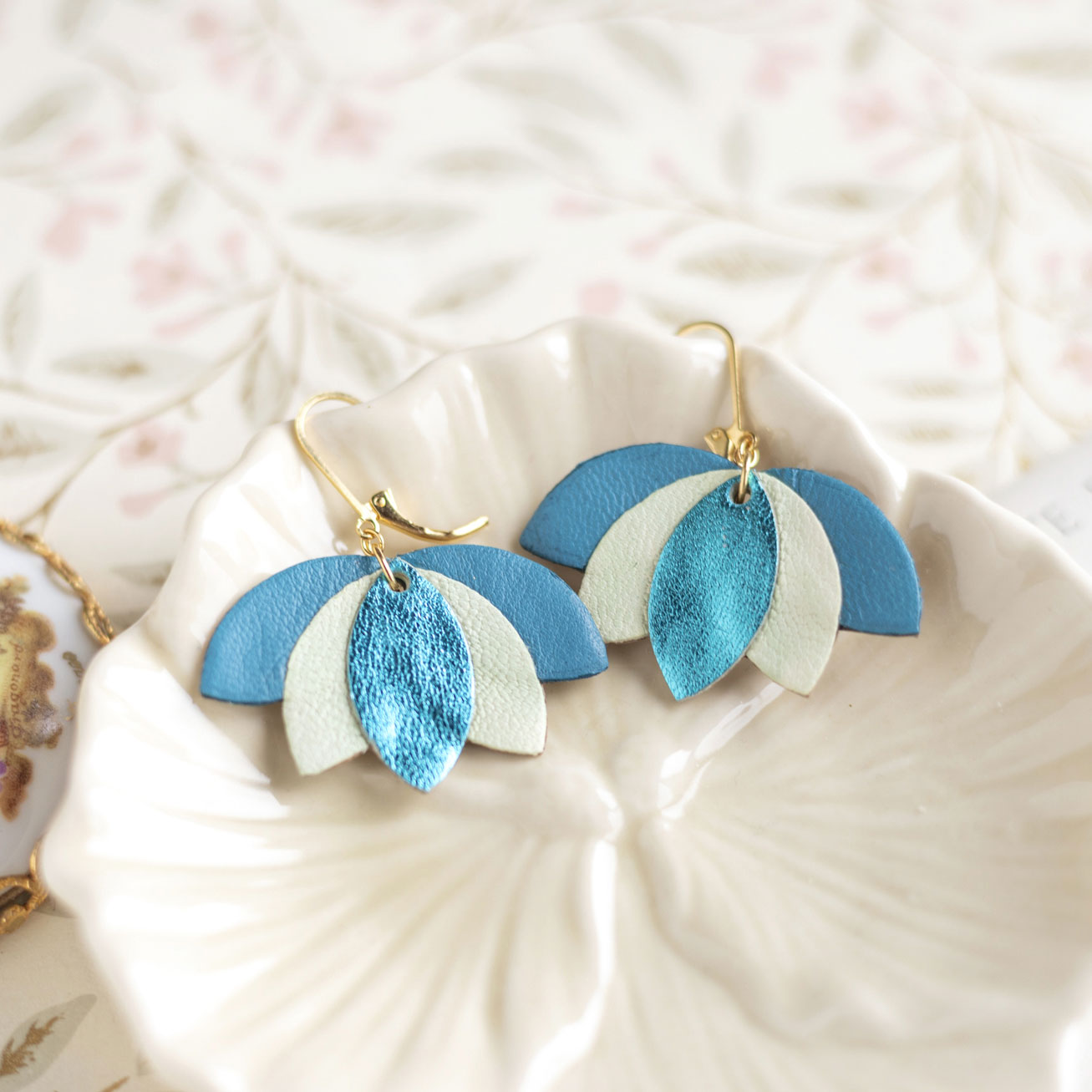 Boucles d'oreilles fleur de lotus bleu métallisé, blanc vert d'eau
