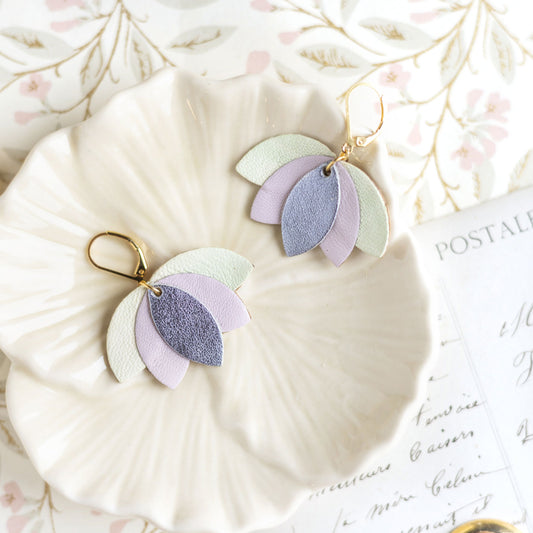 Boucles d'oreilles fleur de lotus bleu-gris, mauve, blanc