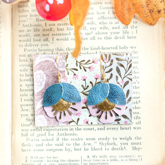 Boucles d'oreilles Fleur de Cerisier cuir bleu ciel métallisé, doré, rose poudré