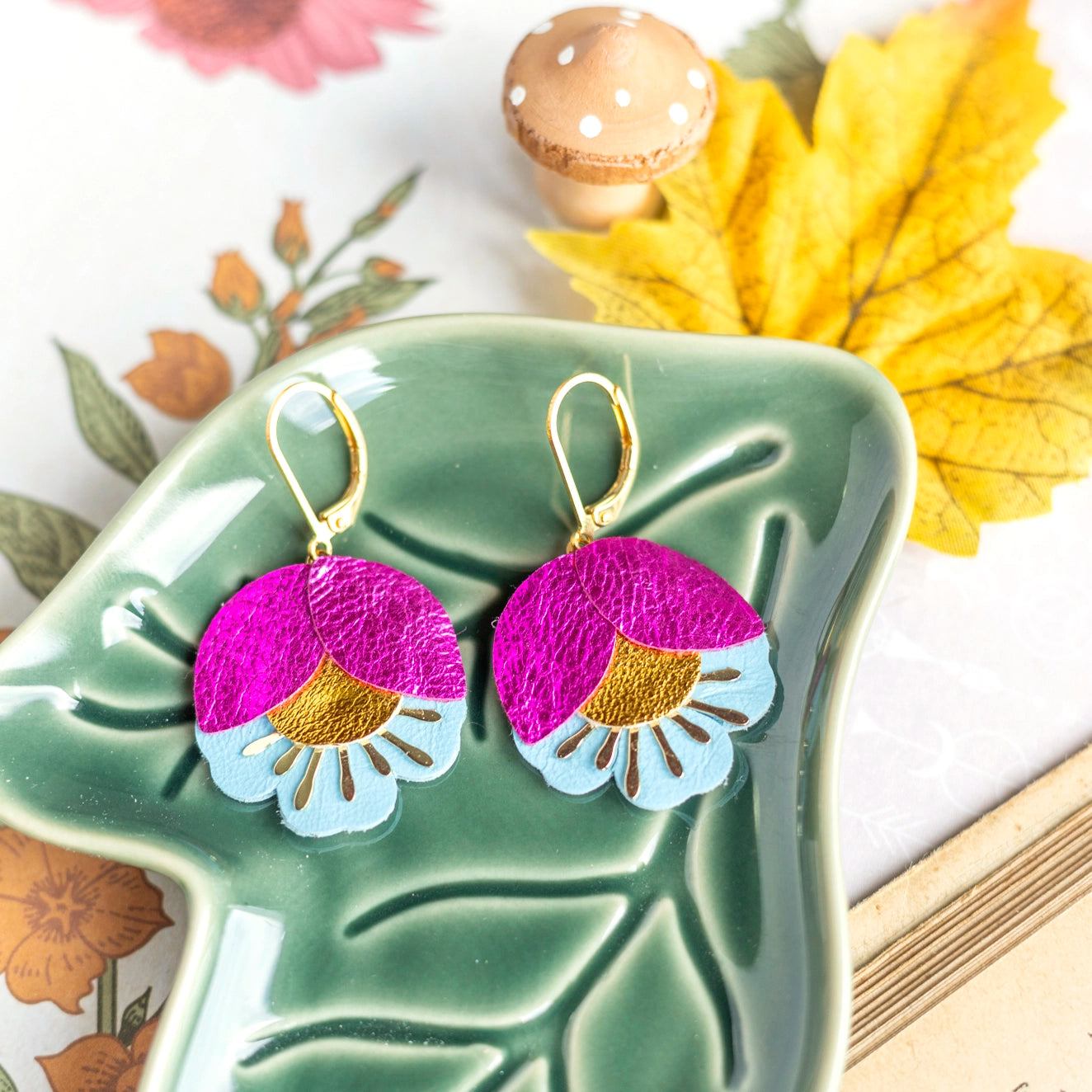Boucles d'oreilles Fleur de Cerisier cuir fuchsia, doré, bleu ciel