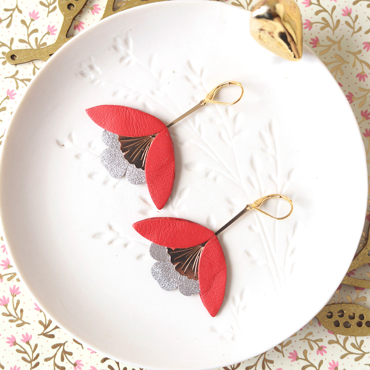 Boucles d'oreilles Fleur de Ginkgo cuir rouge et argenté