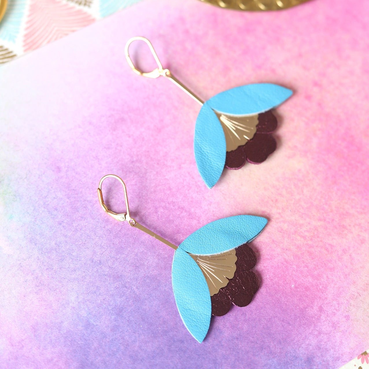 Boucles d'oreilles Fleur de Ginkgo cuir bleu céleste et violine métallisé