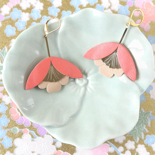 Boucles d'oreilles Fleur de Ginkgo cuir rose capucine et beige