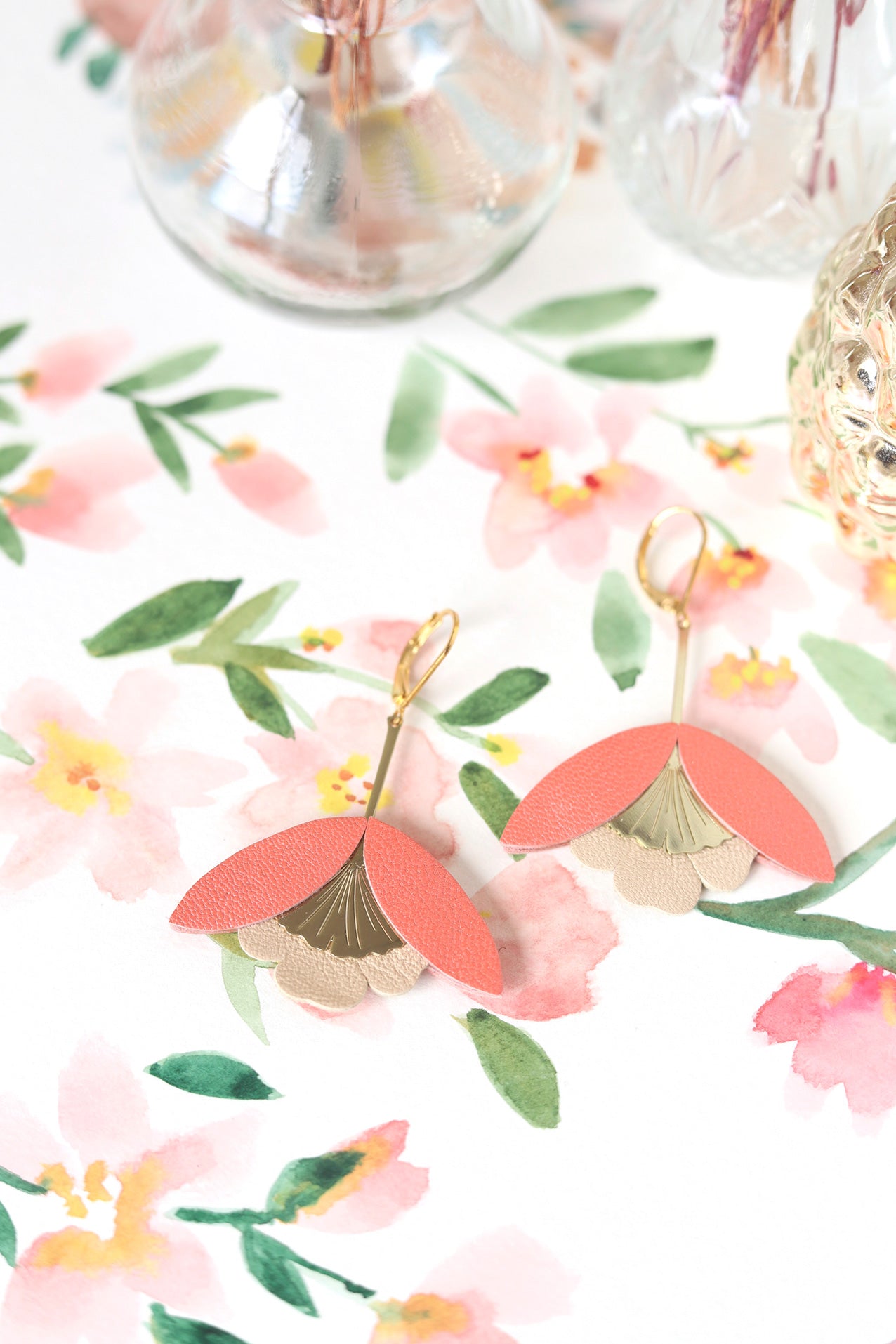 Boucles d'oreilles Fleur de Ginkgo cuir rose capucine et beige
