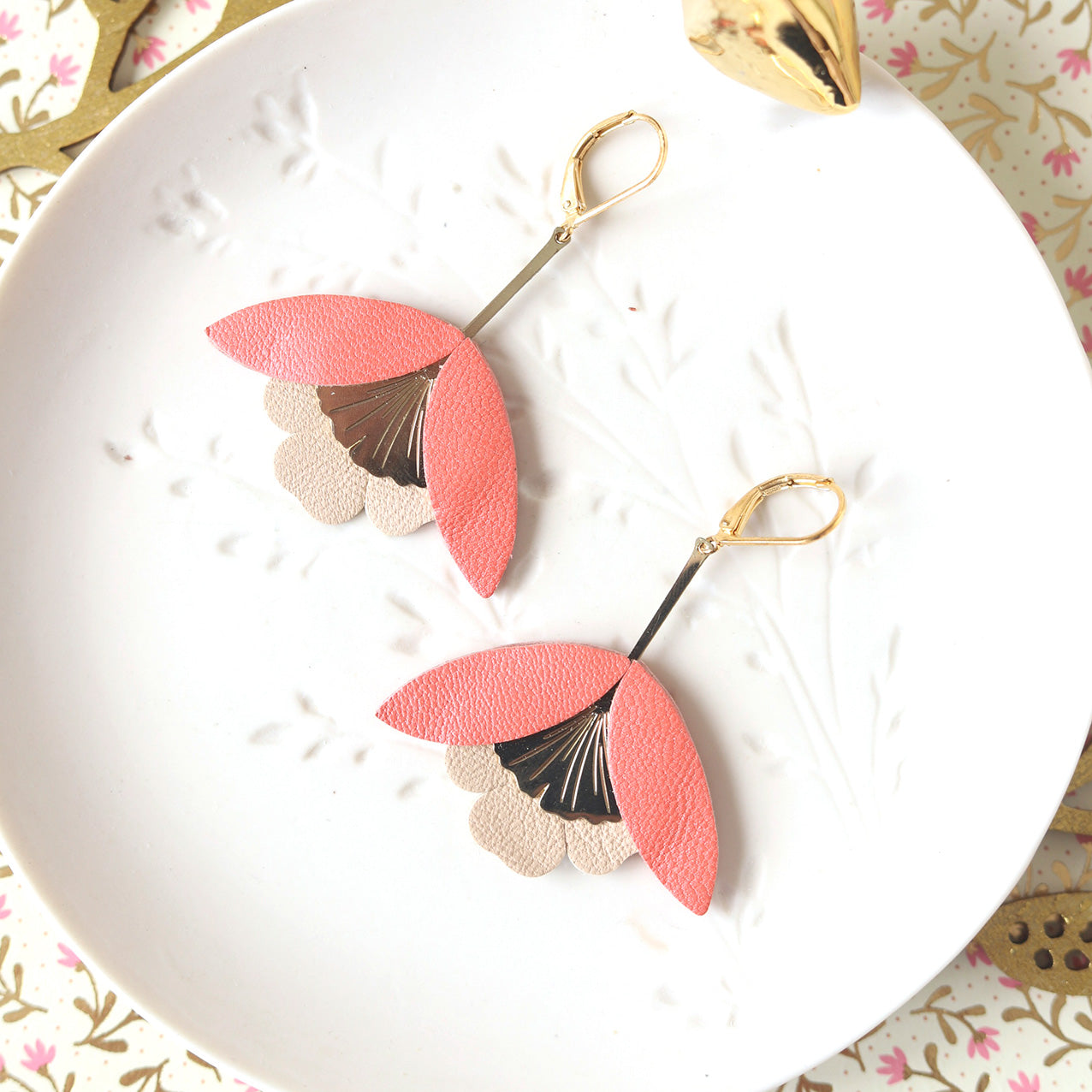 Boucles d'oreilles Fleur de Ginkgo cuir rose capucine et beige