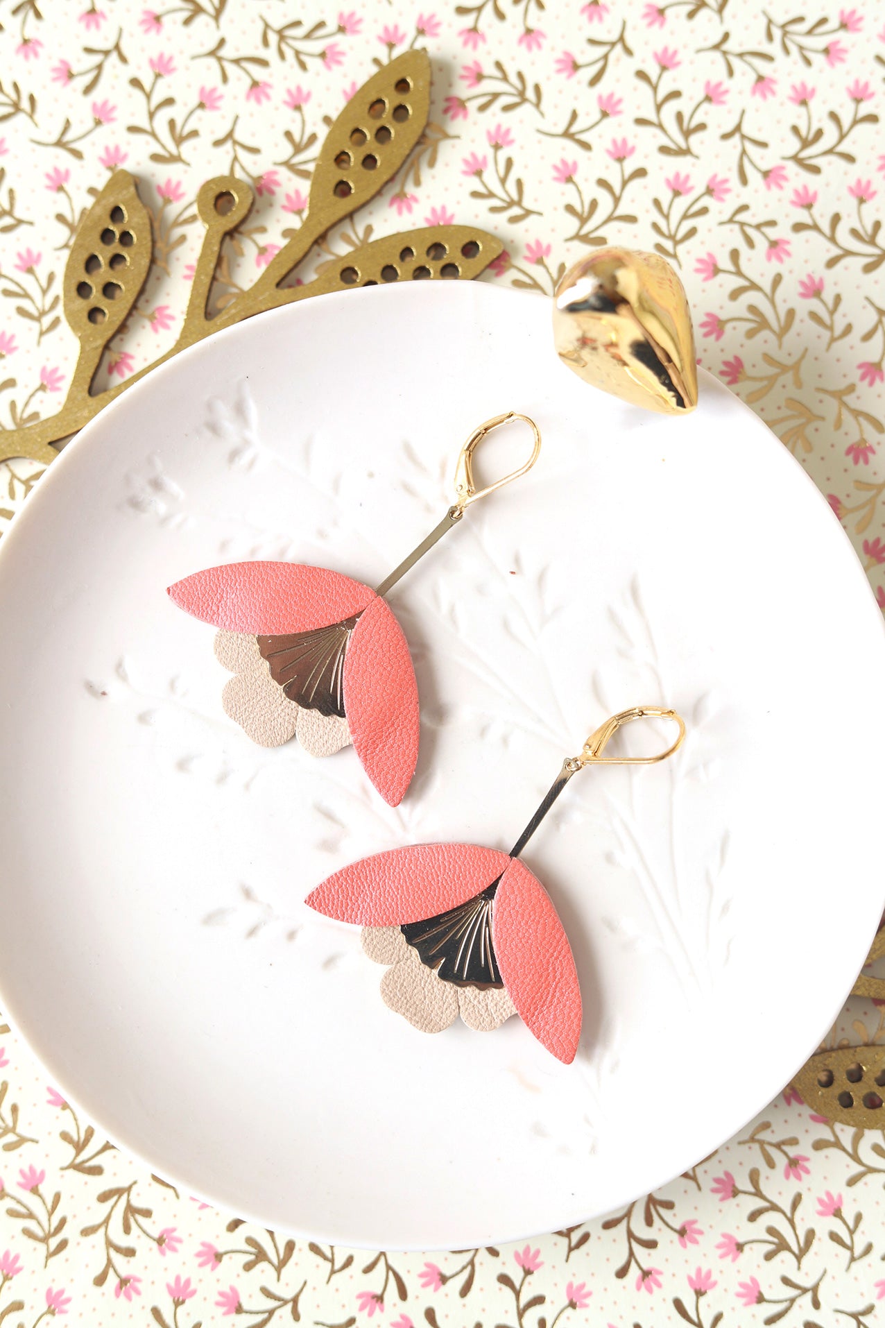 Boucles d'oreilles Fleur de Ginkgo cuir rose capucine et beige