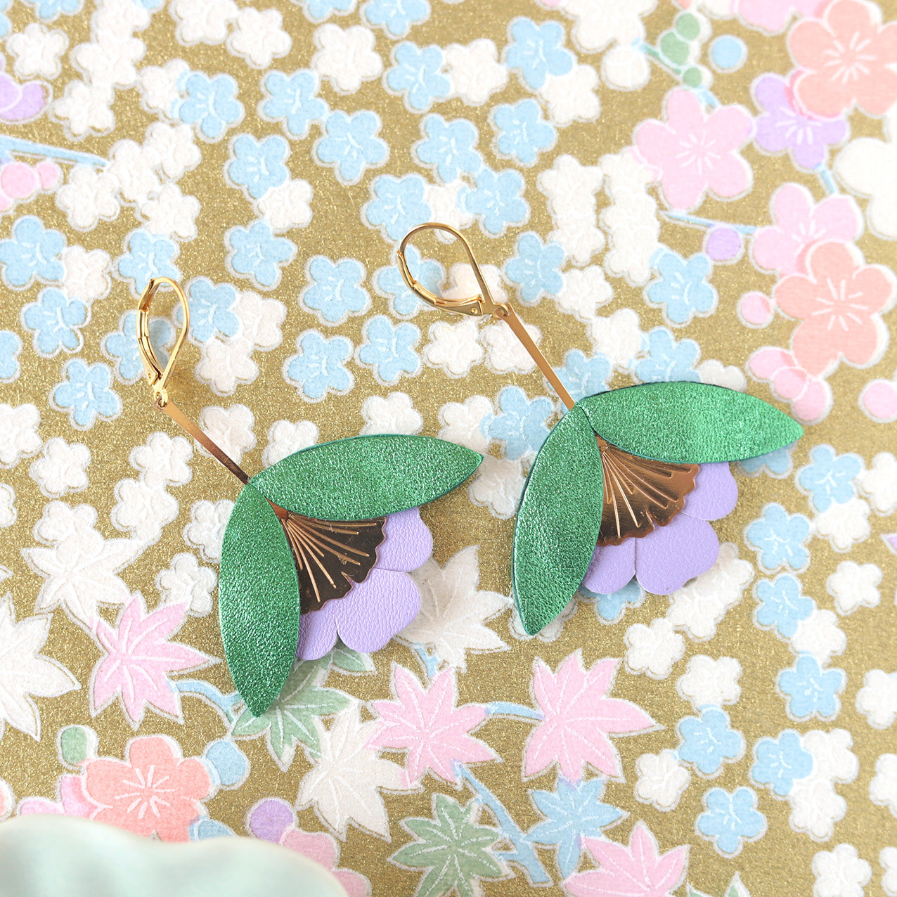 Boucles d'oreilles Fleur de Ginkgo cuir vert métallisé et mauve