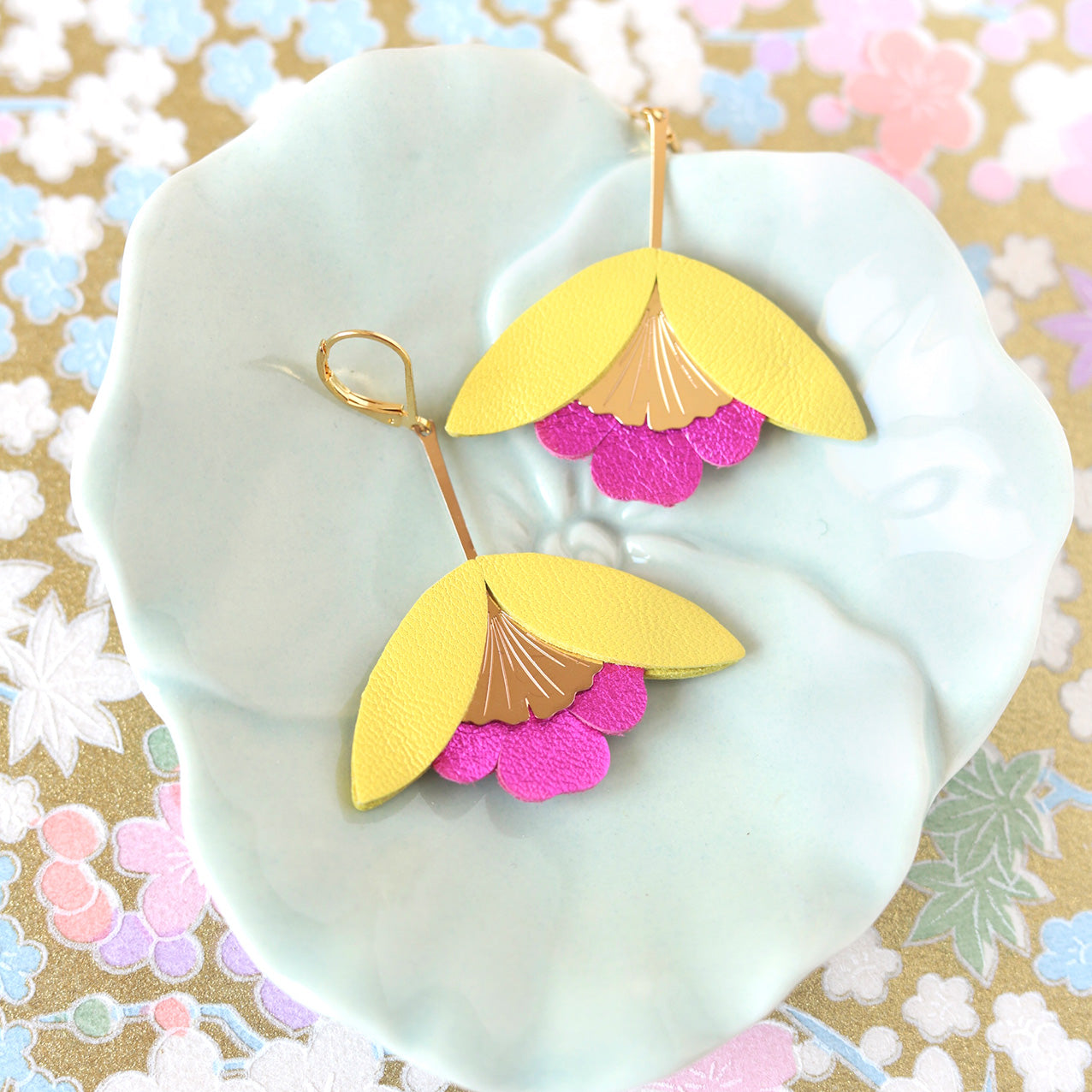 Boucles d'oreilles Fleur de Ginkgo cuir jaune vif et rose fuchsia métallisé