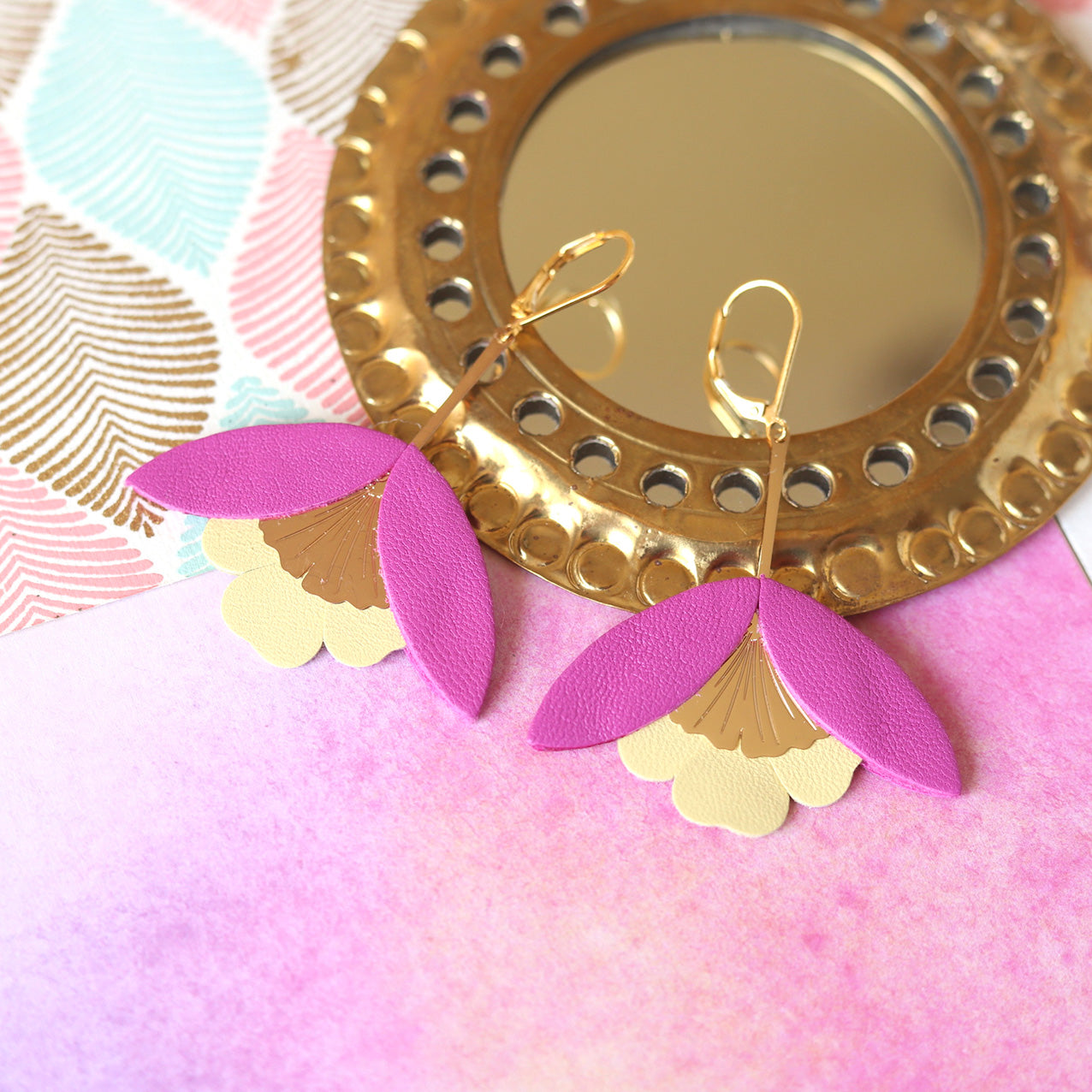 Boucles d'oreilles Fleur de Ginkgo cuir rose fuchsia et jaune pâle