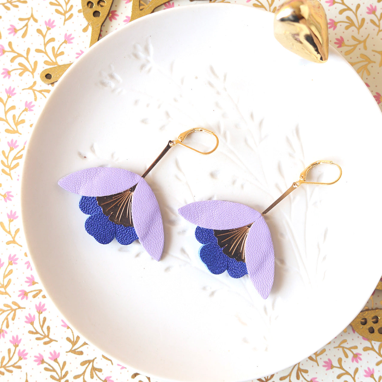 Boucles d'oreilles Fleur de Ginkgo cuir mauve et bleu outremer métallisé