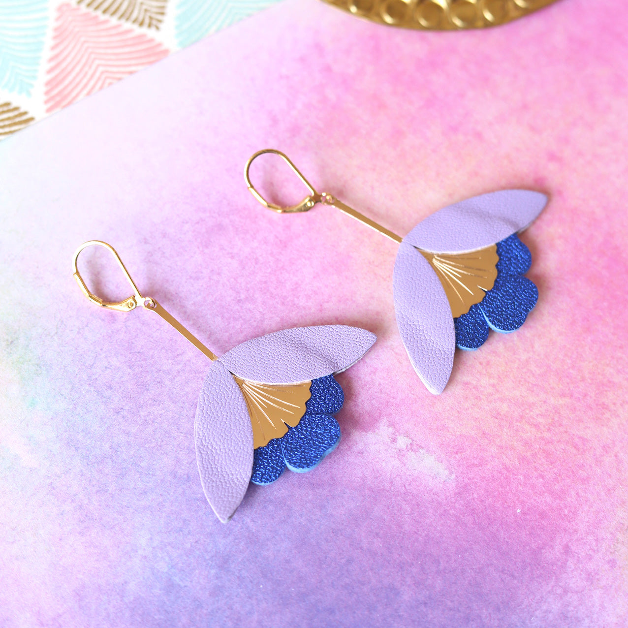 Boucles d'oreilles Fleur de Ginkgo cuir mauve et bleu outremer métallisé