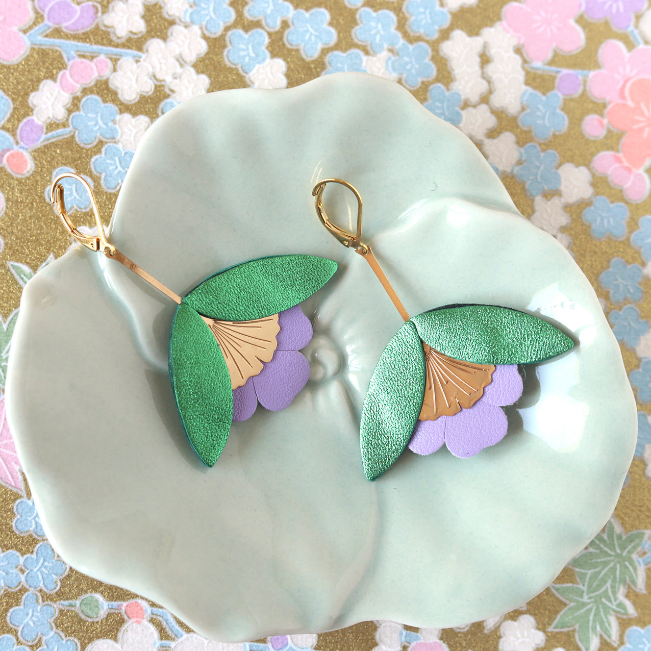 Boucles d'oreilles Fleur de Ginkgo cuir vert métallisé et mauve