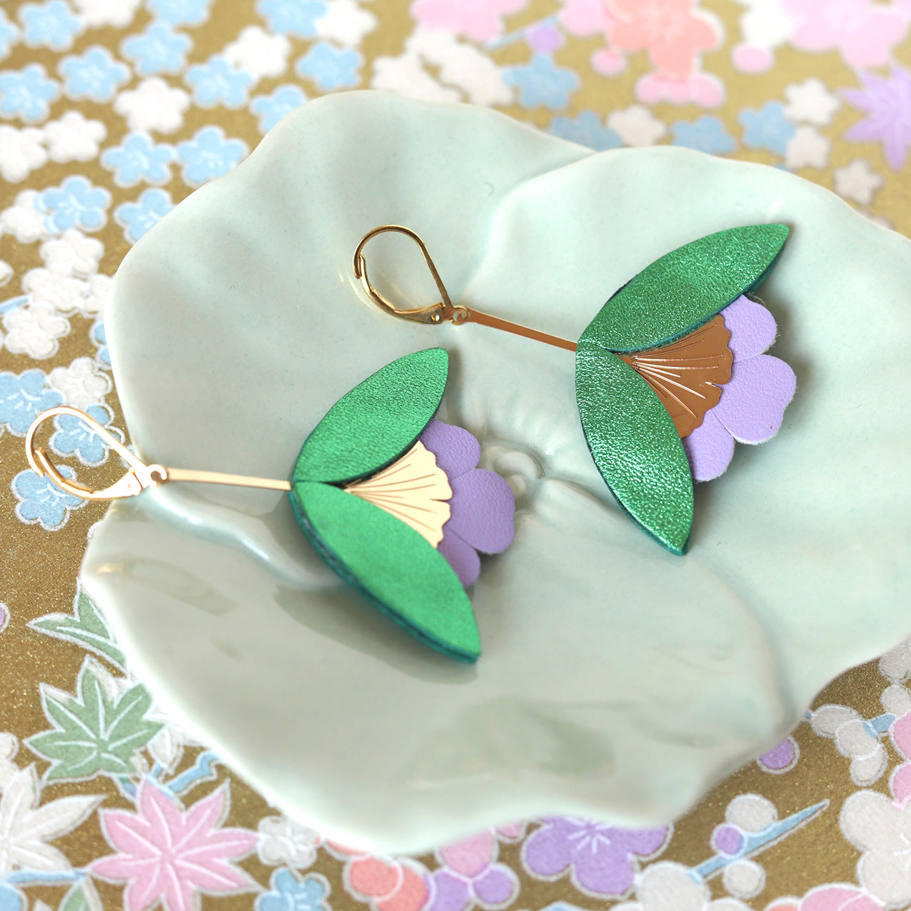 Boucles d'oreilles Fleur de Ginkgo cuir vert métallisé et mauve