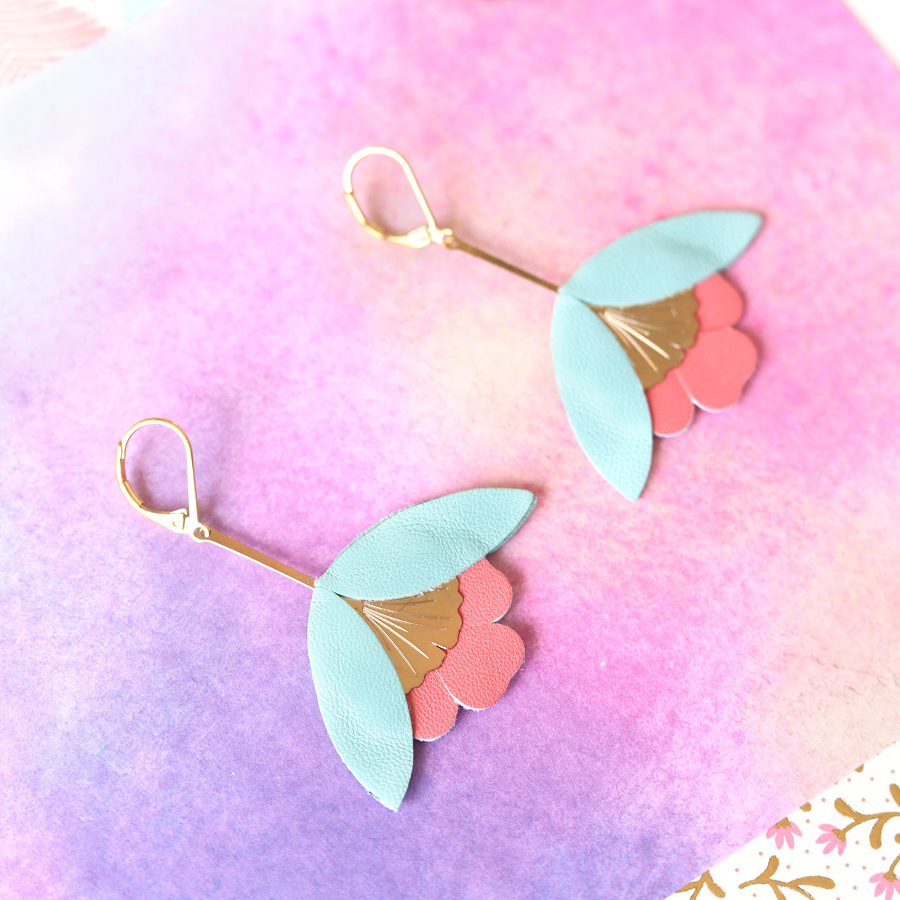 Boucles d'oreilles Fleur de Ginkgo cuir bleu aigue-marine et rose dahlia