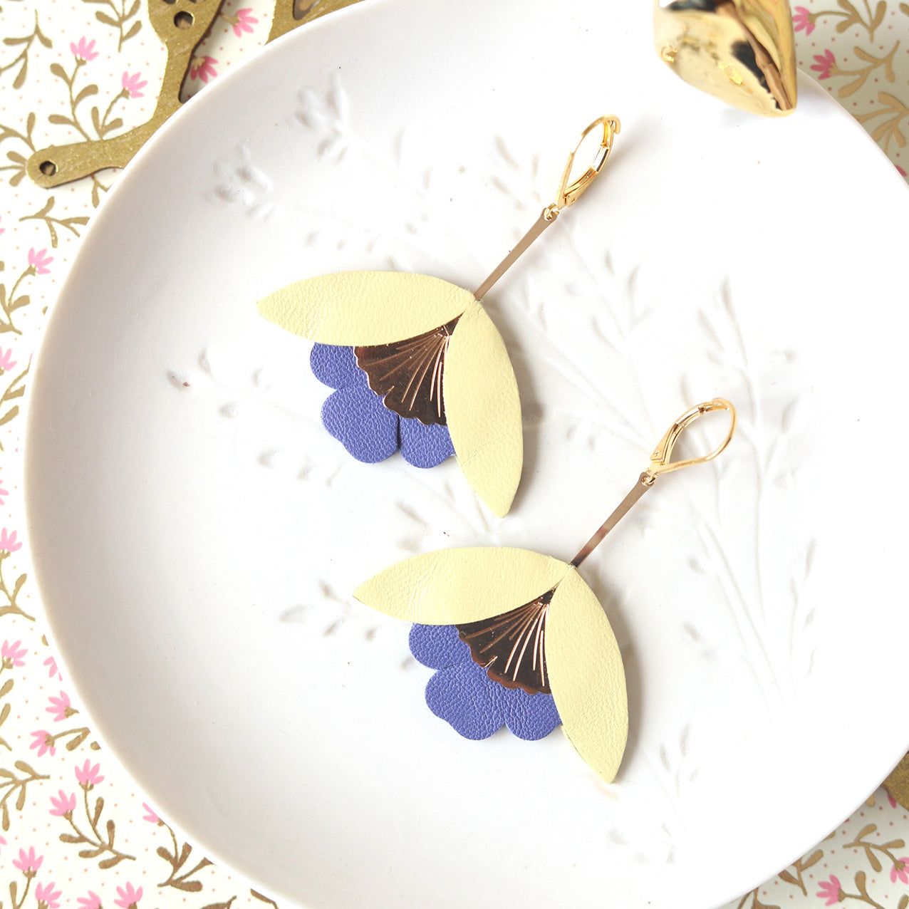 Boucles d'oreilles Fleur de Ginkgo cuir jaune pâle et bleu campanule