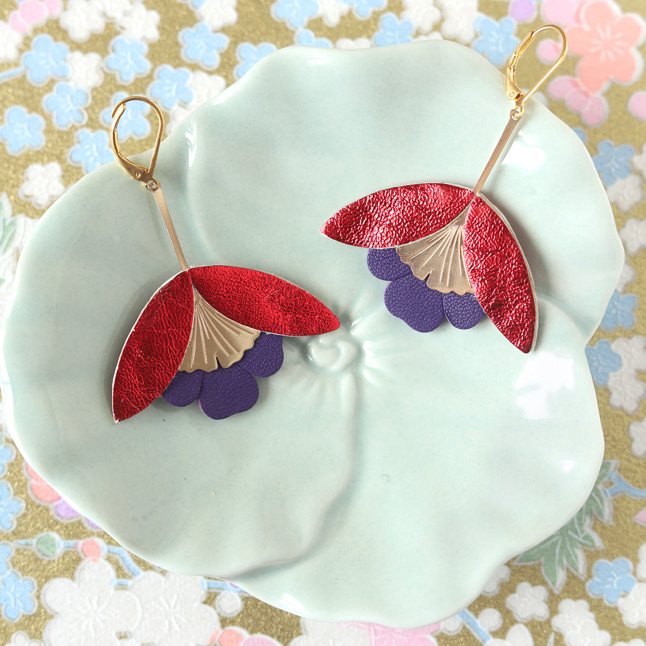 Boucles d'oreilles Fleur de Ginkgo cuir rouge métallisé et violet iris