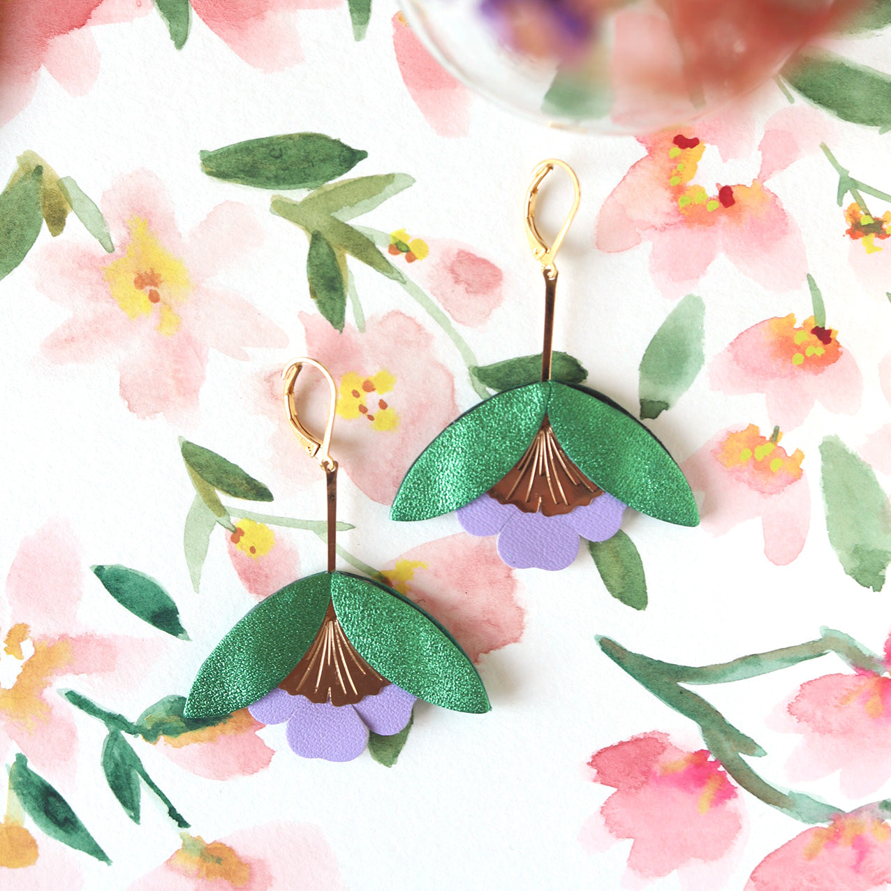 Boucles d'oreilles Fleur de Ginkgo cuir vert métallisé et mauve