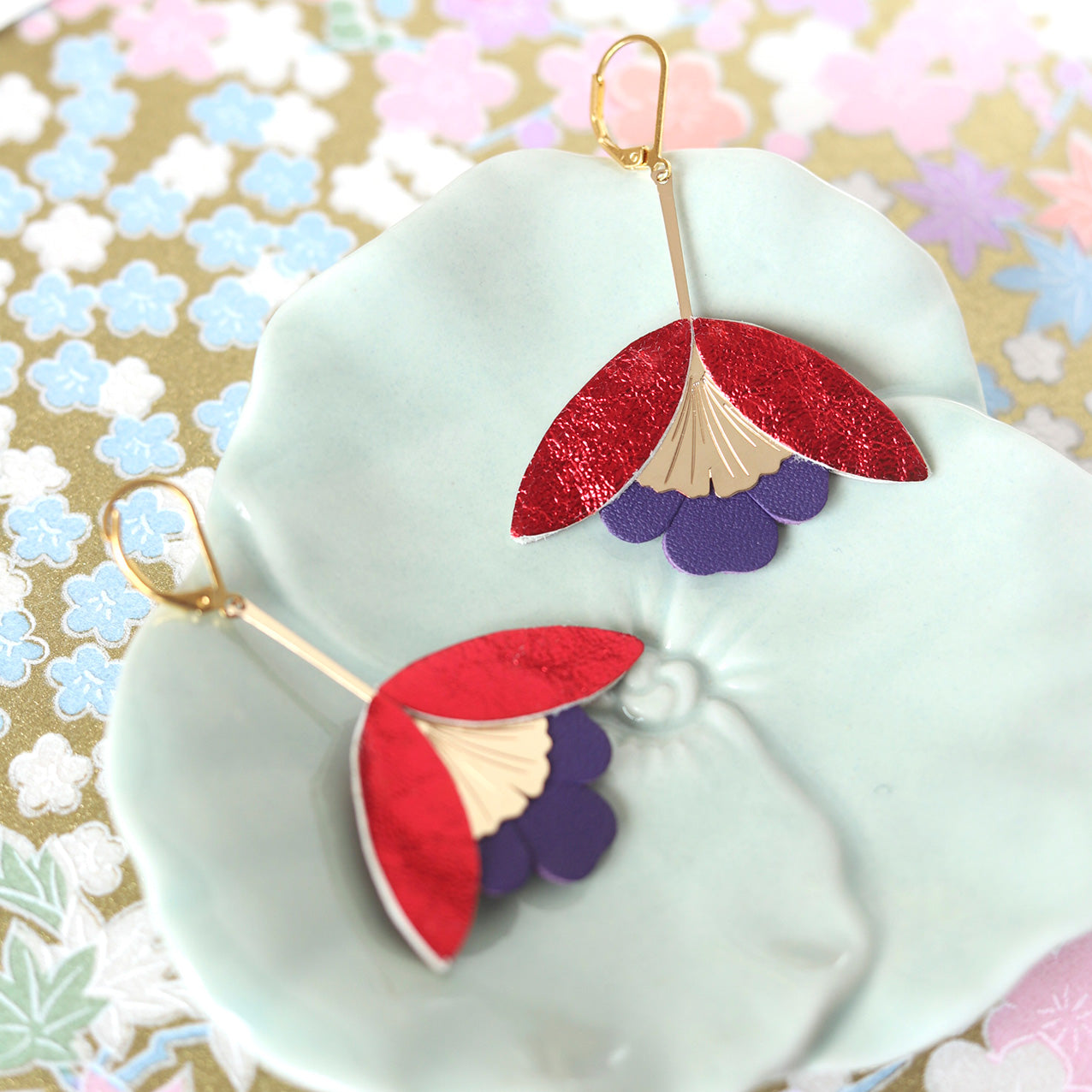 Boucles d'oreilles Fleur de Ginkgo cuir rouge métallisé et violet iris