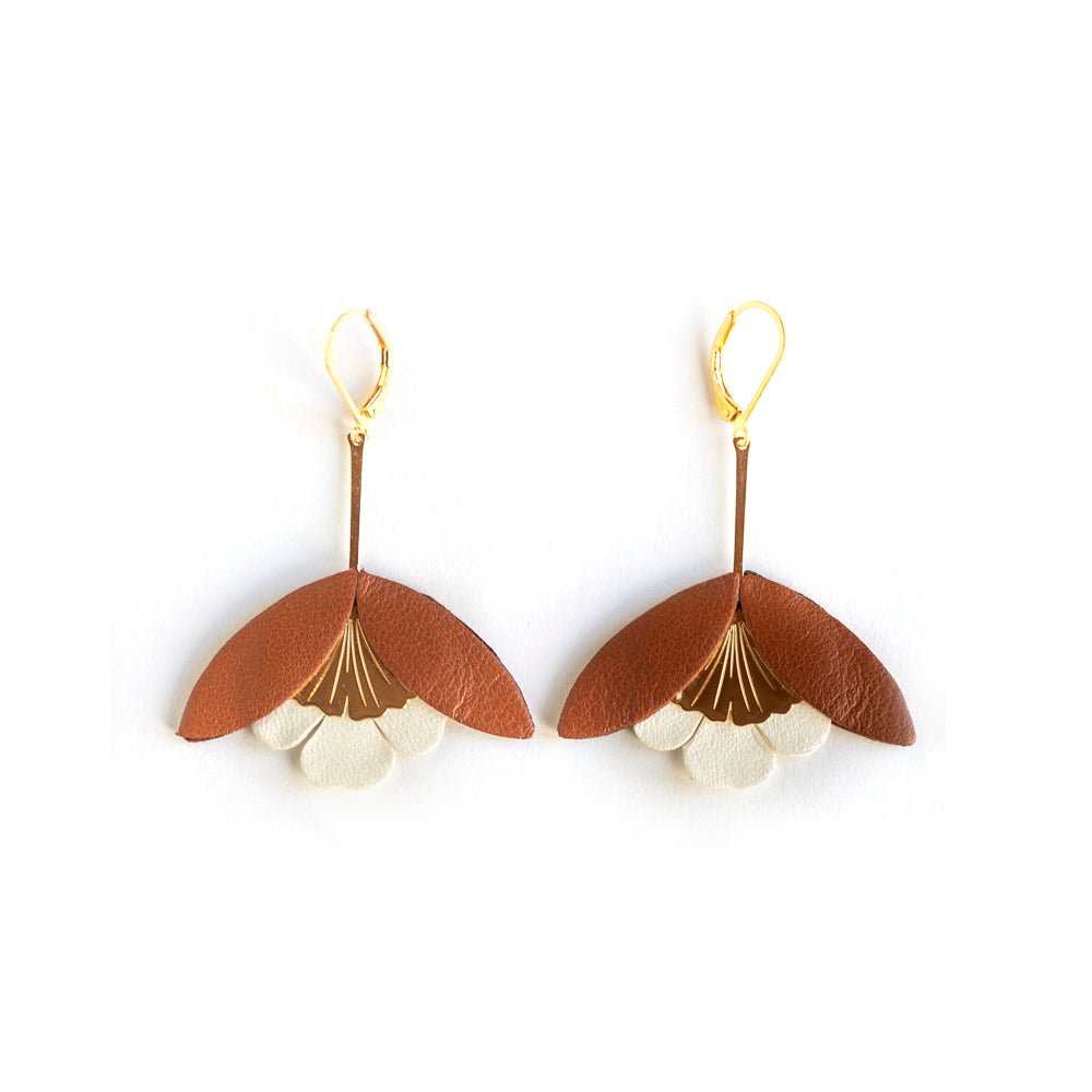 Boucles d'oreilles Fleur de Ginkgo cuir marron camel et blanc