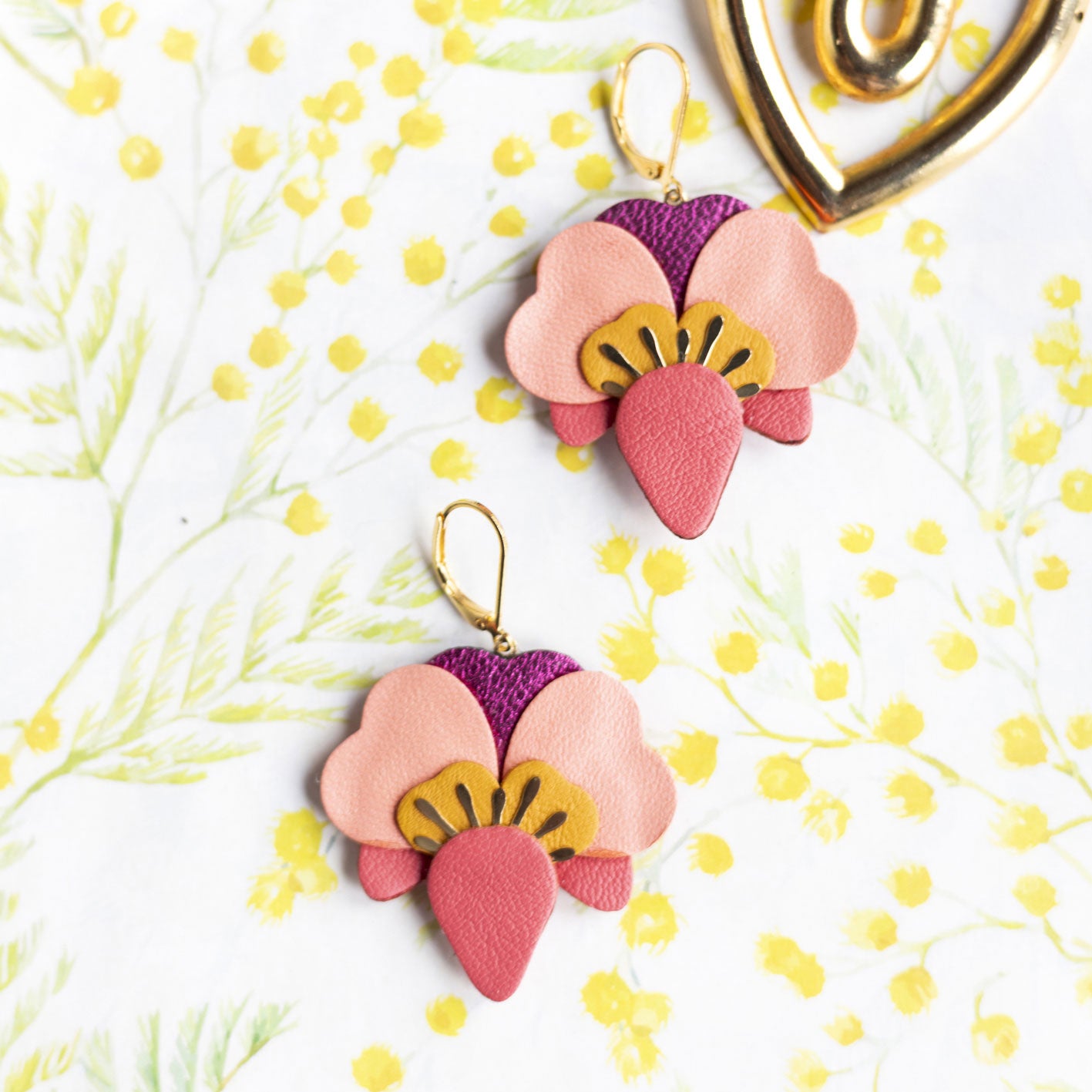 Boucles d’oreilles Orchidées en cuir rose thé et rouge incarnat