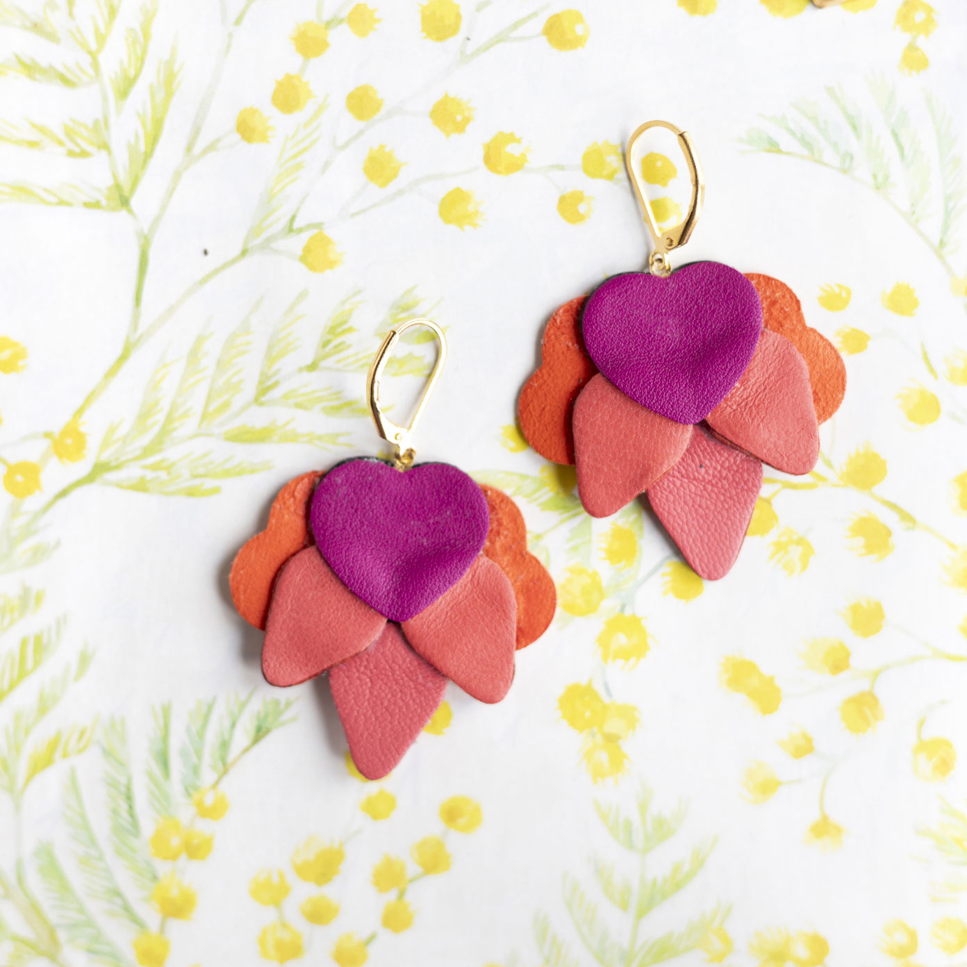 Boucles d’oreilles Orchidées en cuir rose thé et rouge incarnat