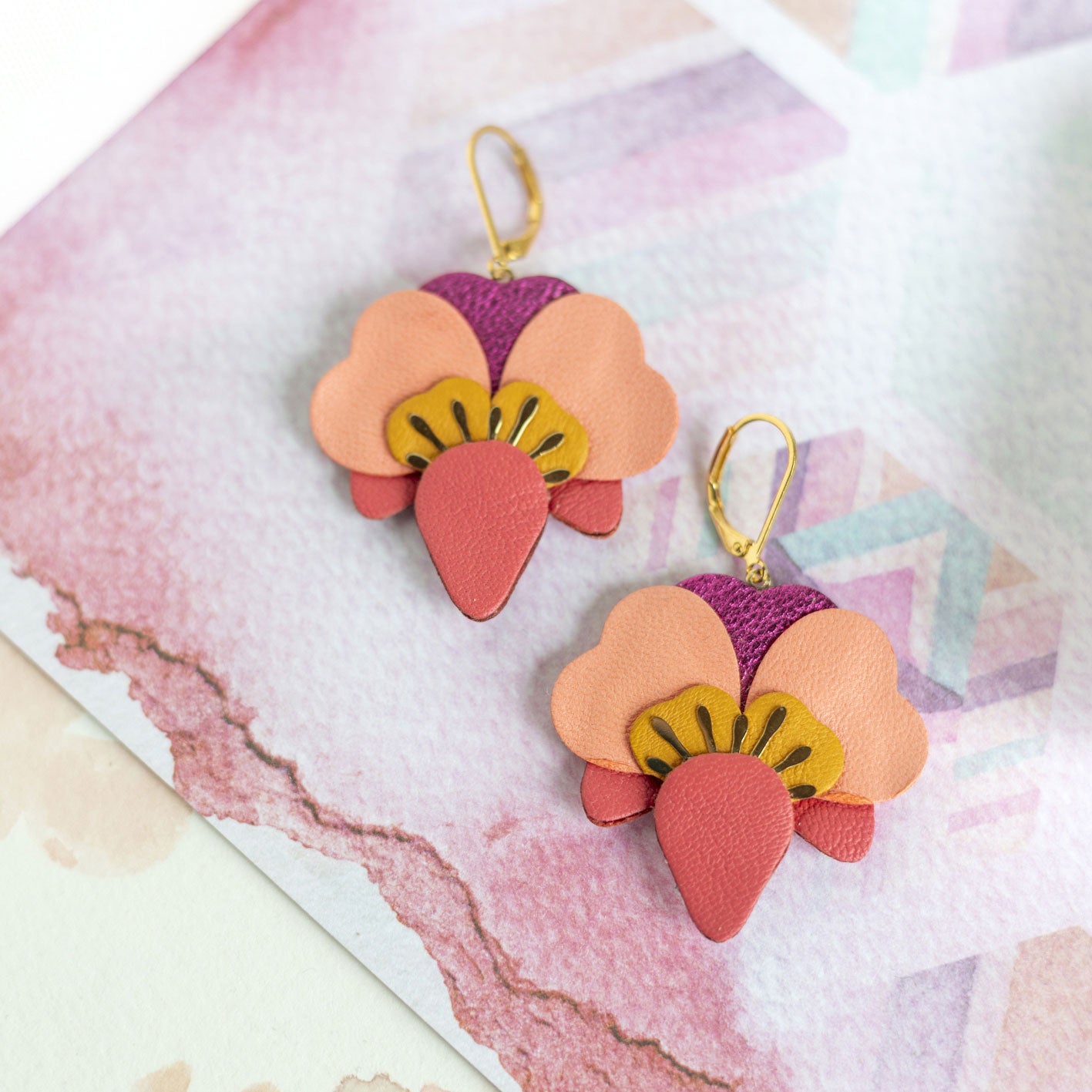 Boucles d’oreilles Orchidées en cuir rose thé et rouge incarnat