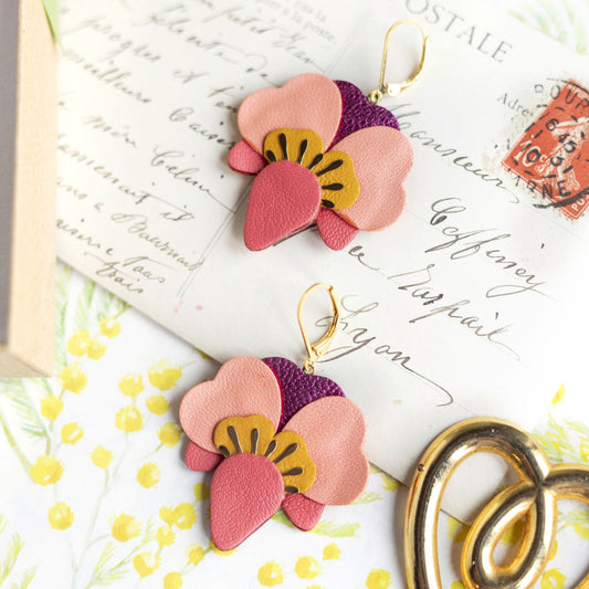 Boucles d’oreilles Orchidées en cuir rose thé et rouge incarnat