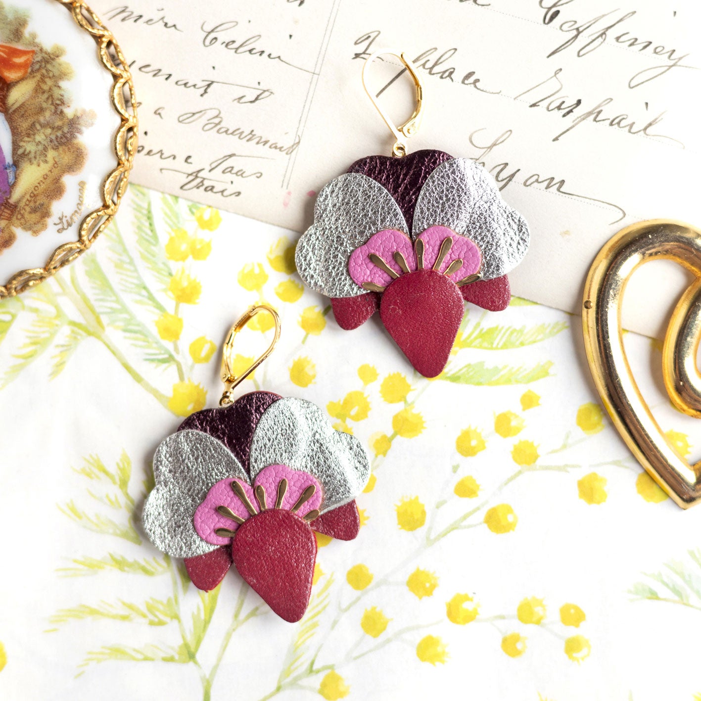 Boucles d’oreilles Orchidées en cuir argenté rouge bordeaux