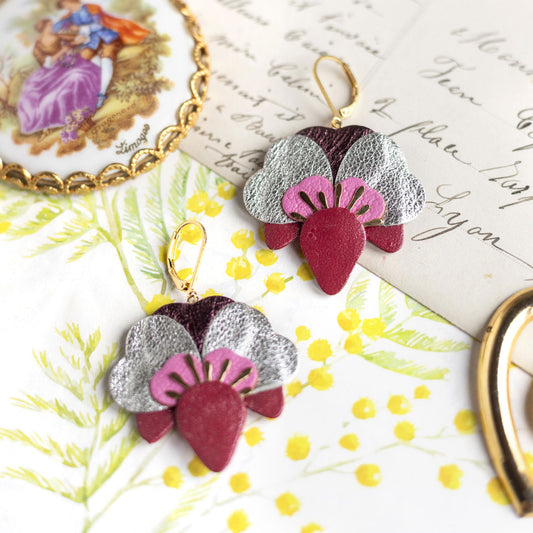 Boucles d’oreilles Orchidées en cuir argenté rouge bordeaux
