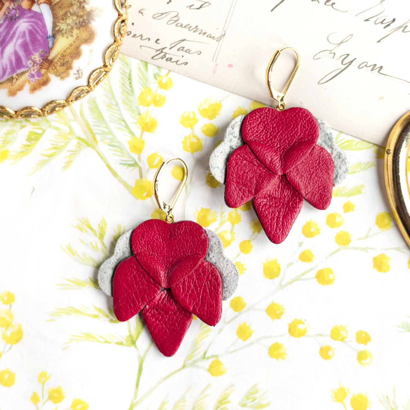 Boucles d’oreilles Orchidées en cuir argenté rouge bordeaux