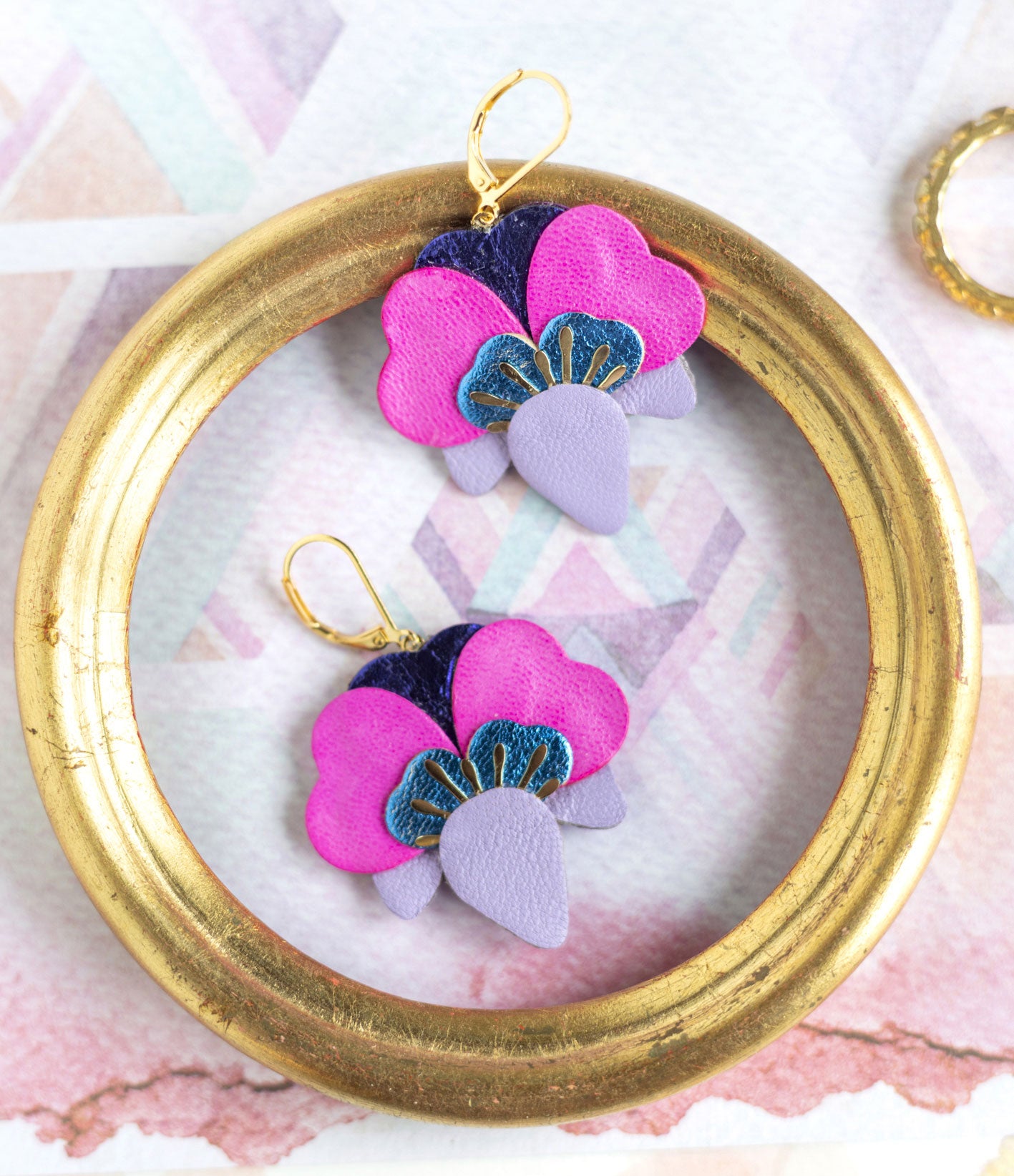 Boucles d’oreilles Orchidées en cuir mauve, bleu métallisé, fuchsia