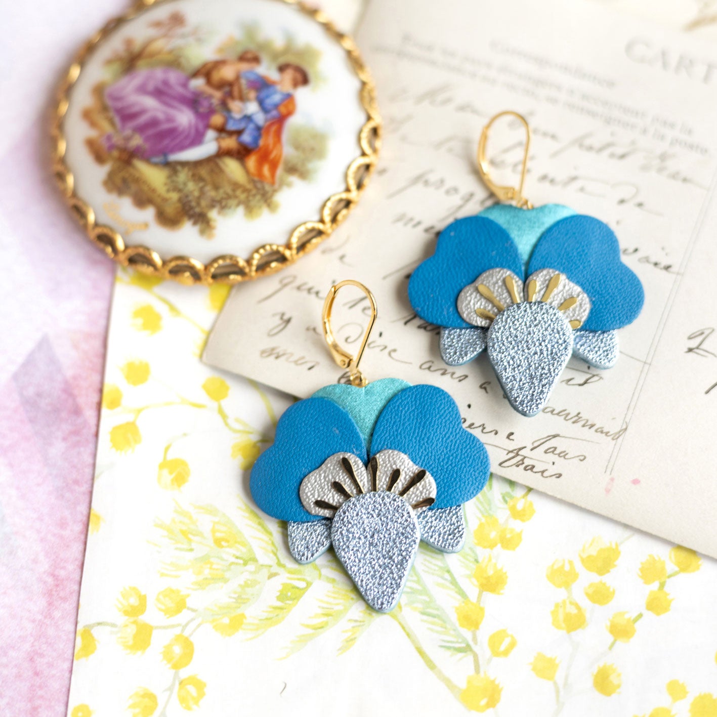 Boucles d’oreilles Orchidées en cuir bleu ciel métallisé, gris argenté, bleu Caraïbes
