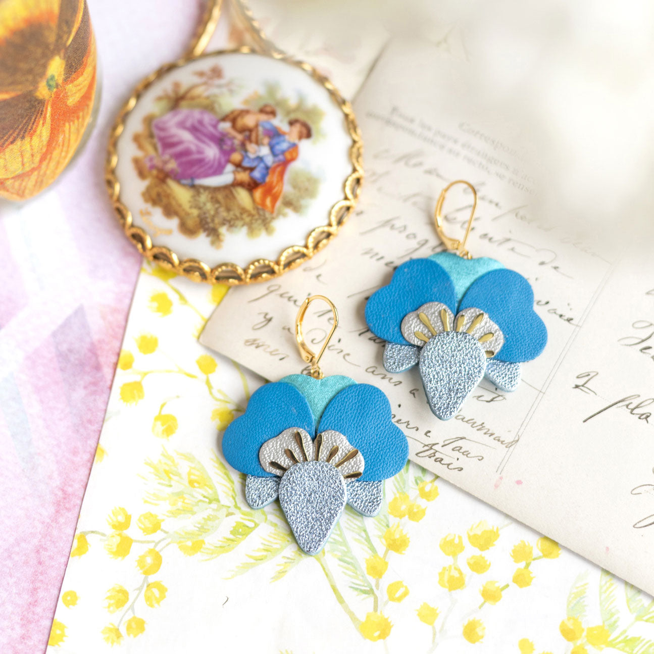 Boucles d’oreilles Orchidées en cuir bleu ciel métallisé, gris argenté, bleu Caraïbes