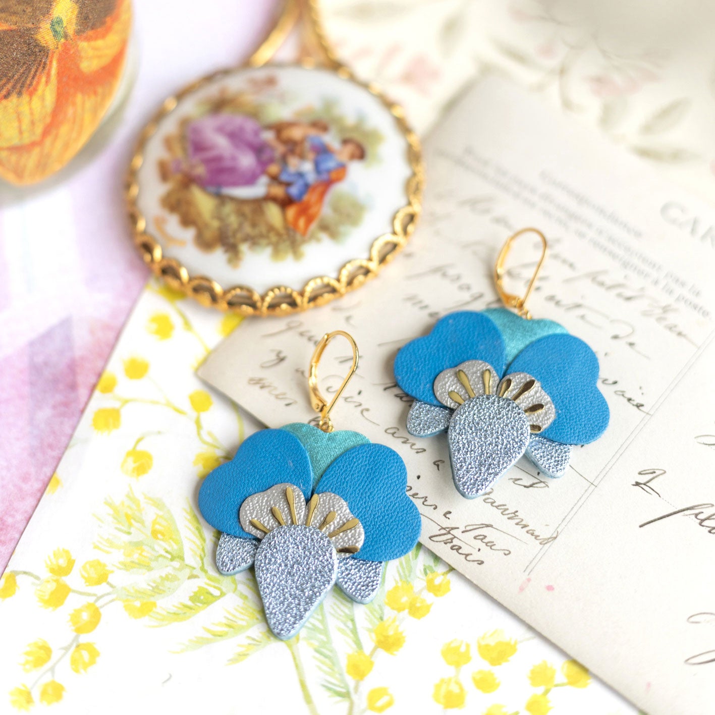 Boucles d’oreilles Orchidées en cuir bleu ciel métallisé, gris argenté, bleu Caraïbes