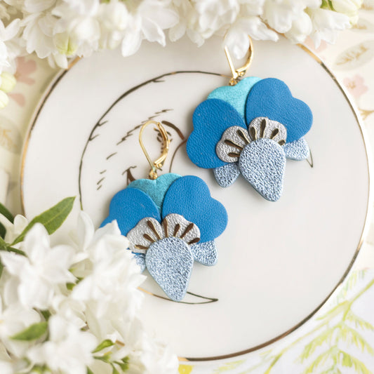 Boucles d’oreilles Orchidées en cuir bleu ciel métallisé, gris argenté, bleu Caraïbes