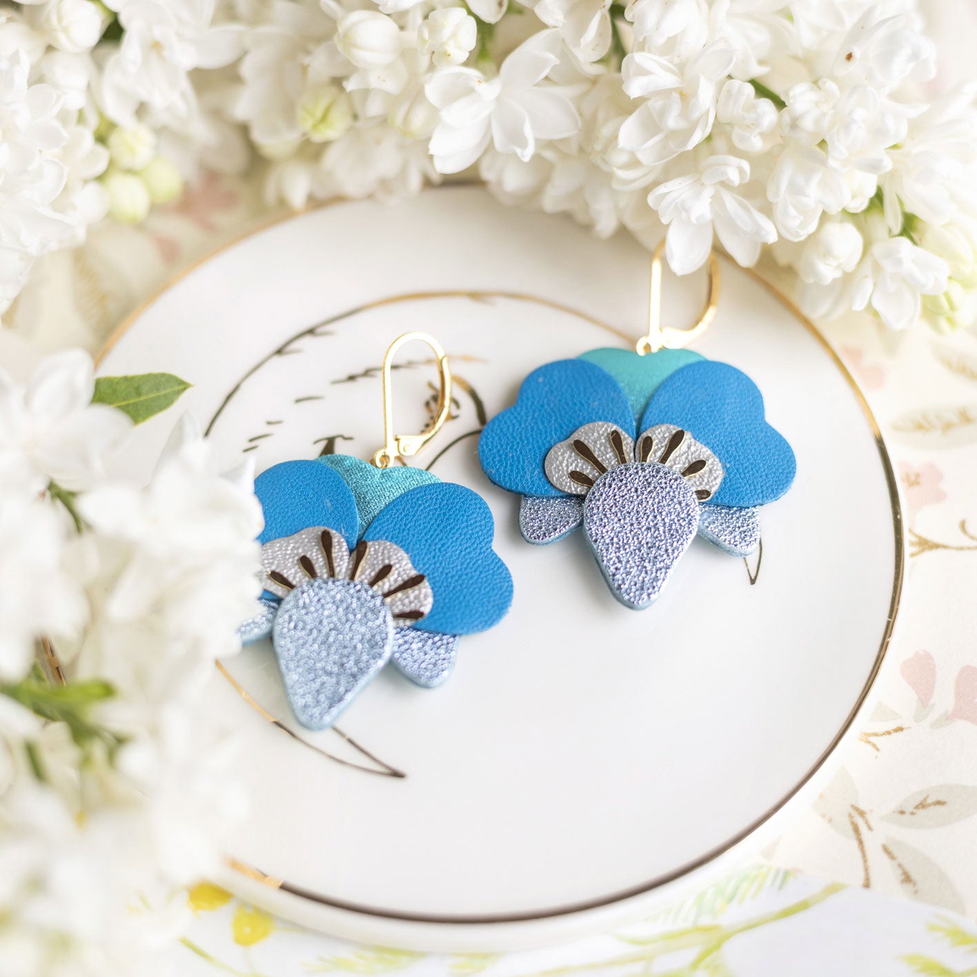 Boucles d’oreilles Orchidées en cuir bleu ciel métallisé, gris argenté, bleu Caraïbes