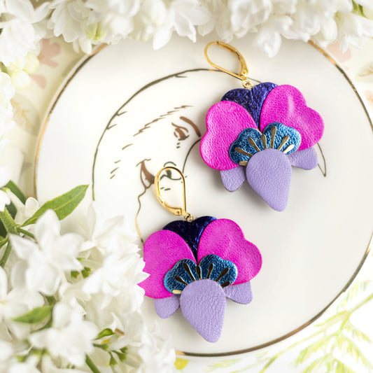 Boucles d’oreilles Orchidées en cuir mauve, bleu métallisé, fuchsia