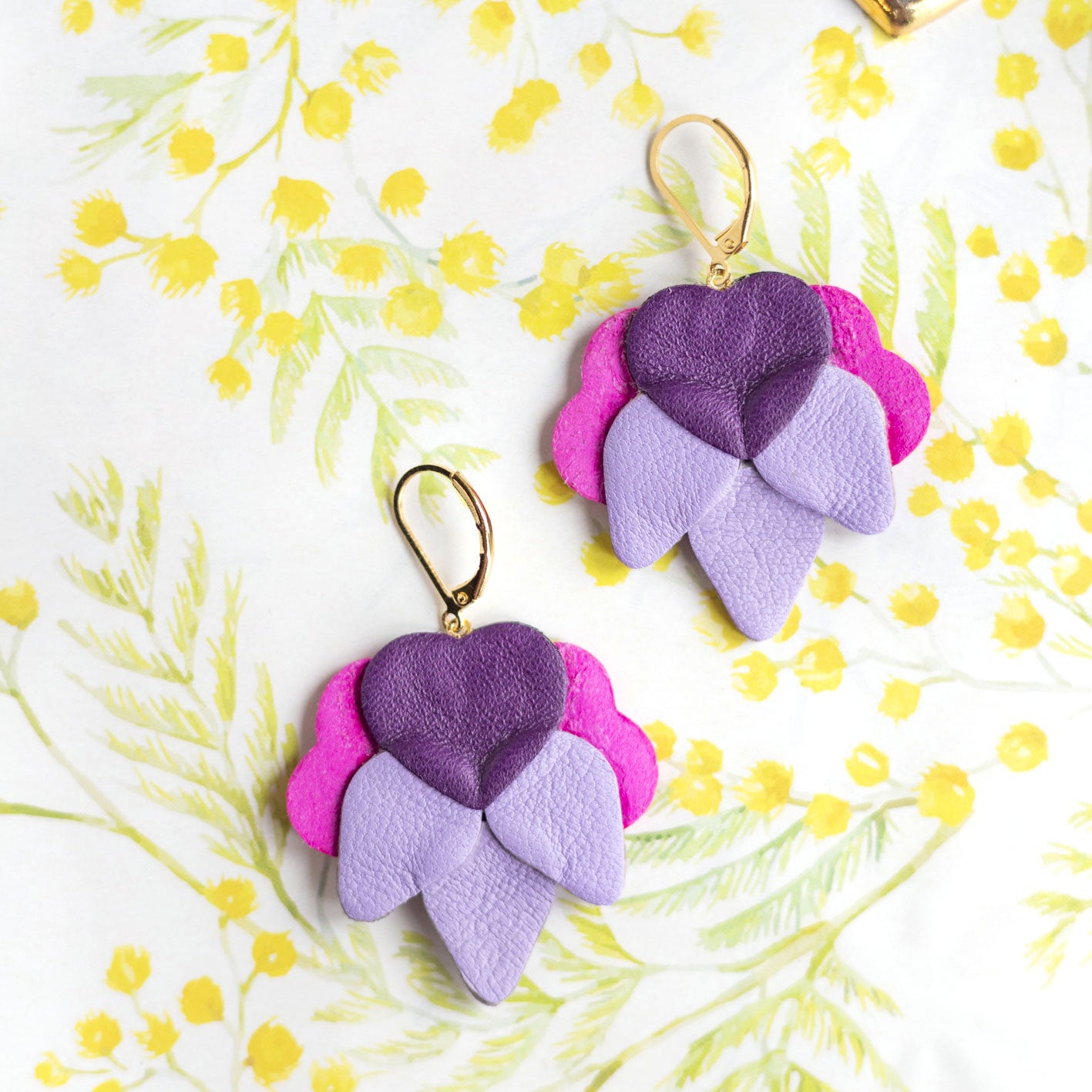 Boucles d’oreilles Orchidées en cuir mauve, bleu métallisé, fuchsia