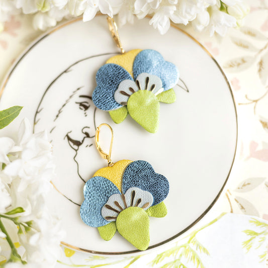 Boucles d’oreilles Orchidées en cuir vert clair nacré, bleu ciel métallisé, jaune