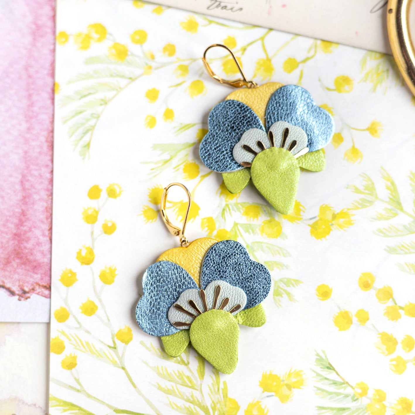 Boucles d’oreilles Orchidées en cuir vert clair nacré, bleu ciel métallisé, jaune