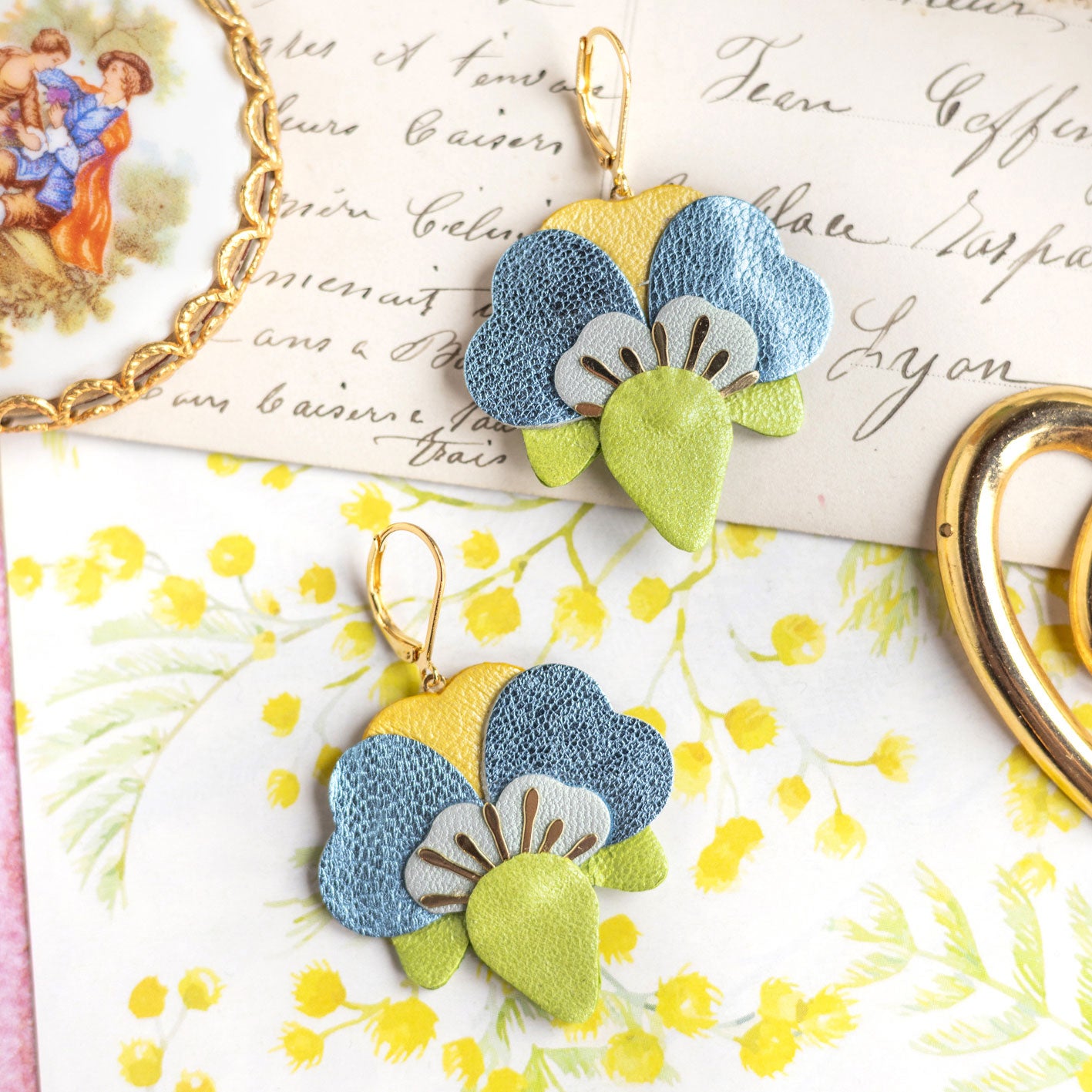 Boucles d’oreilles Orchidées en cuir vert clair nacré, bleu ciel métallisé, jaune