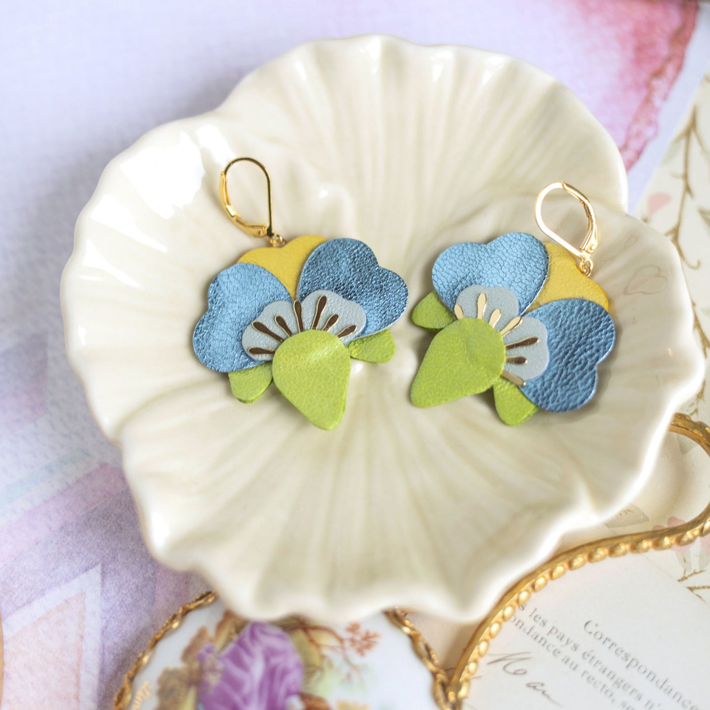 Boucles d’oreilles Orchidées en cuir vert clair nacré, bleu ciel métallisé, jaune