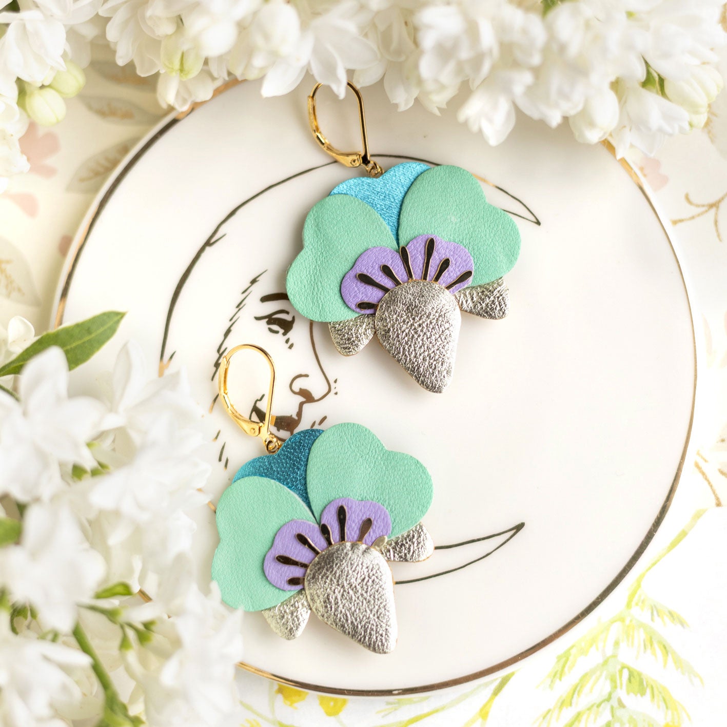 Boucles d’oreilles Orchidées en cuir argenté, mauve, vert menthe
