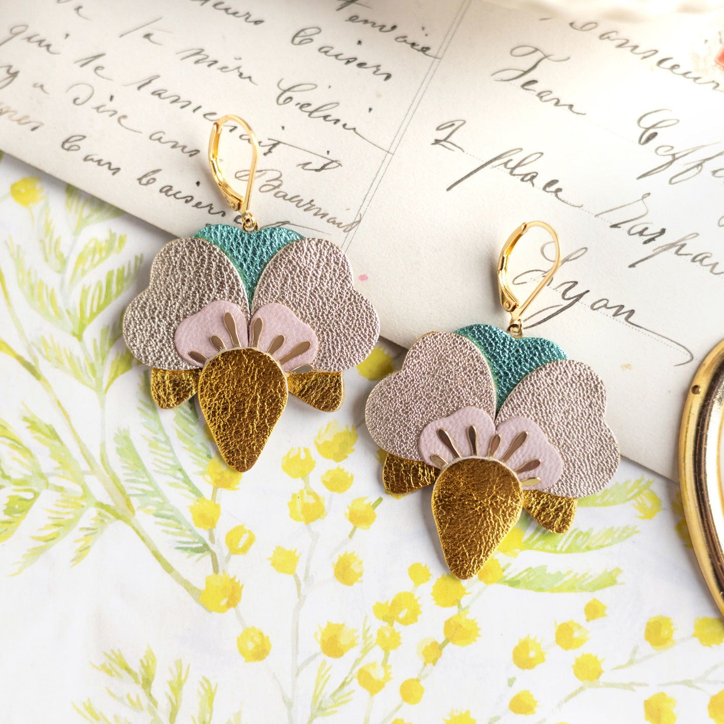 Boucles d’oreilles Orchidées en cuir doré, platine, turquoise métallisé