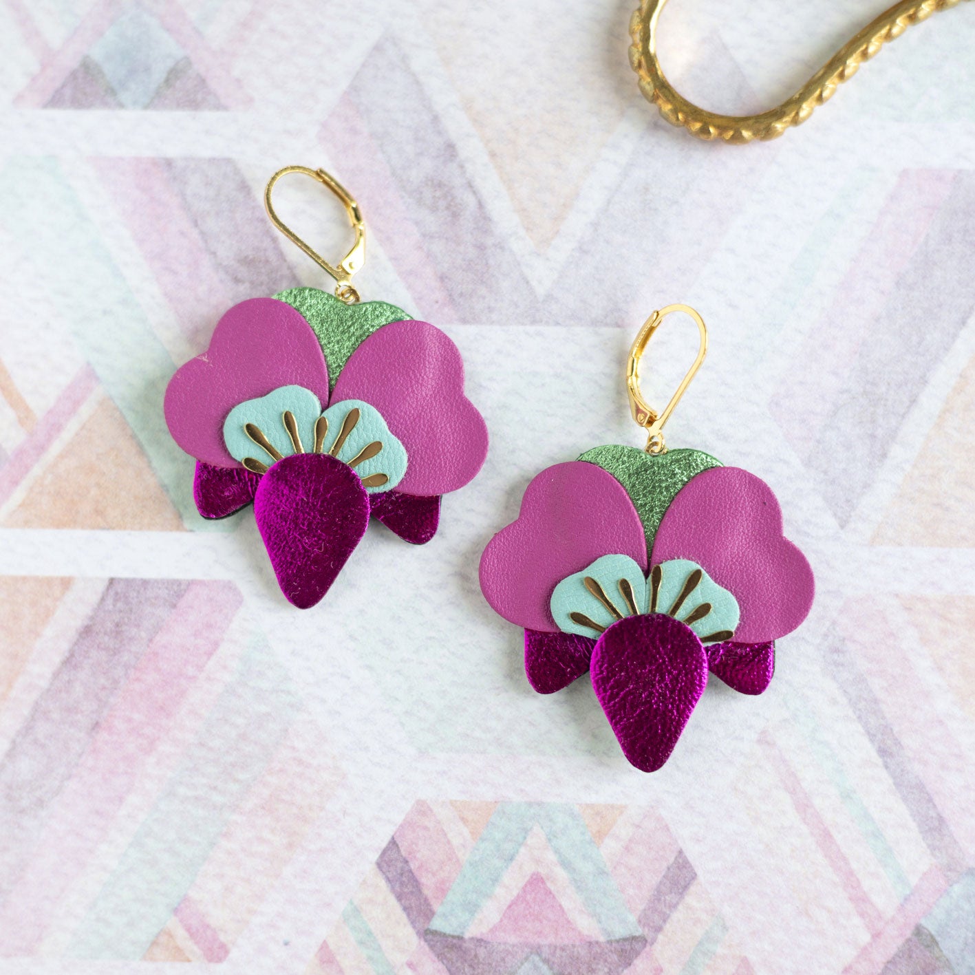 Boucles d’oreilles Orchidées en cuir fuchsia, turquoise clair, vert métallisé