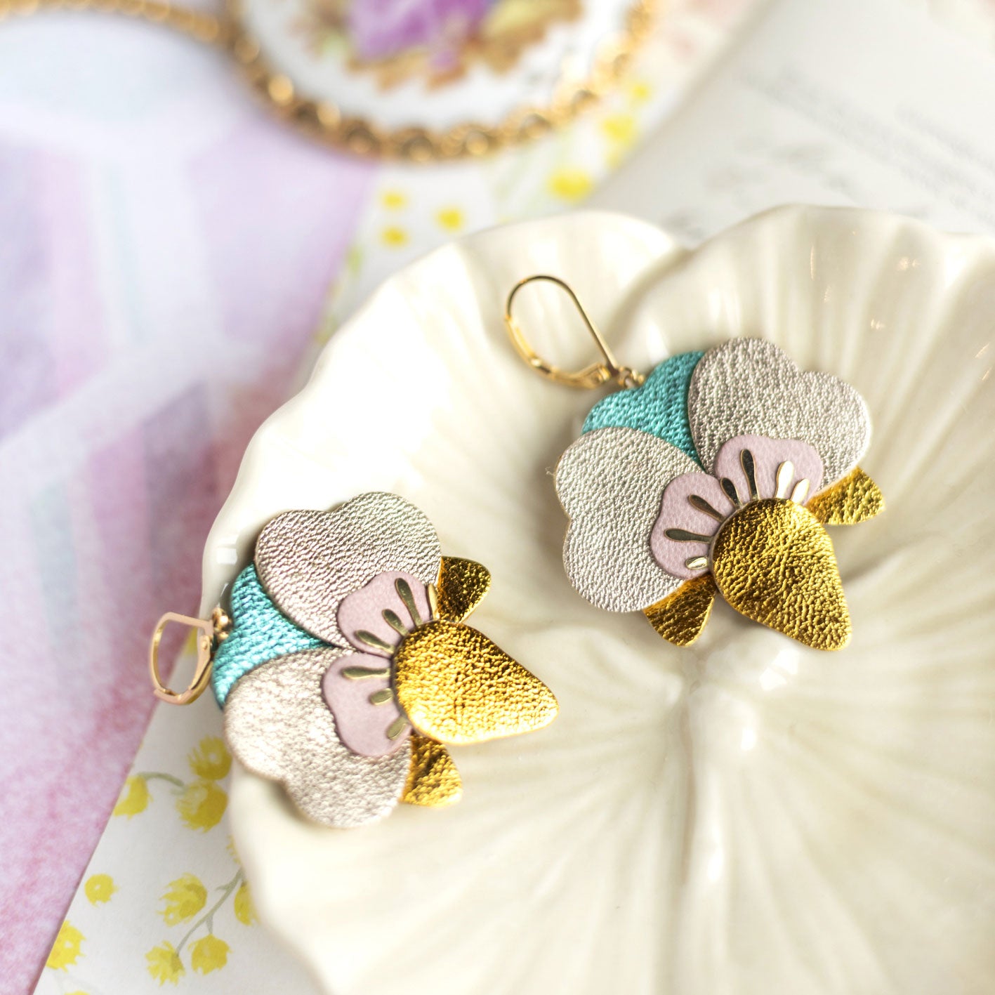 Boucles d’oreilles Orchidées en cuir doré, platine, turquoise métallisé