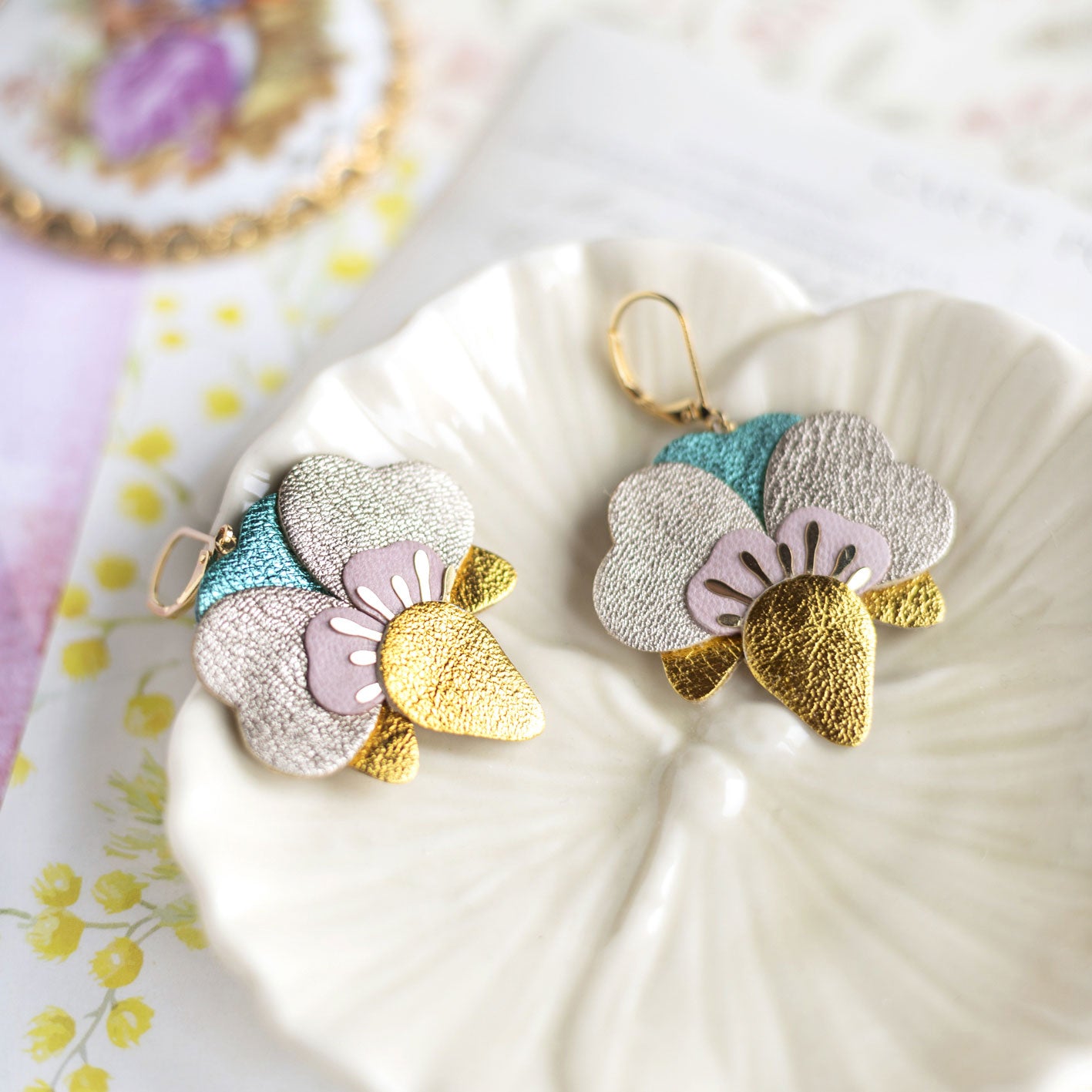 Boucles d’oreilles Orchidées en cuir doré, platine, turquoise métallisé
